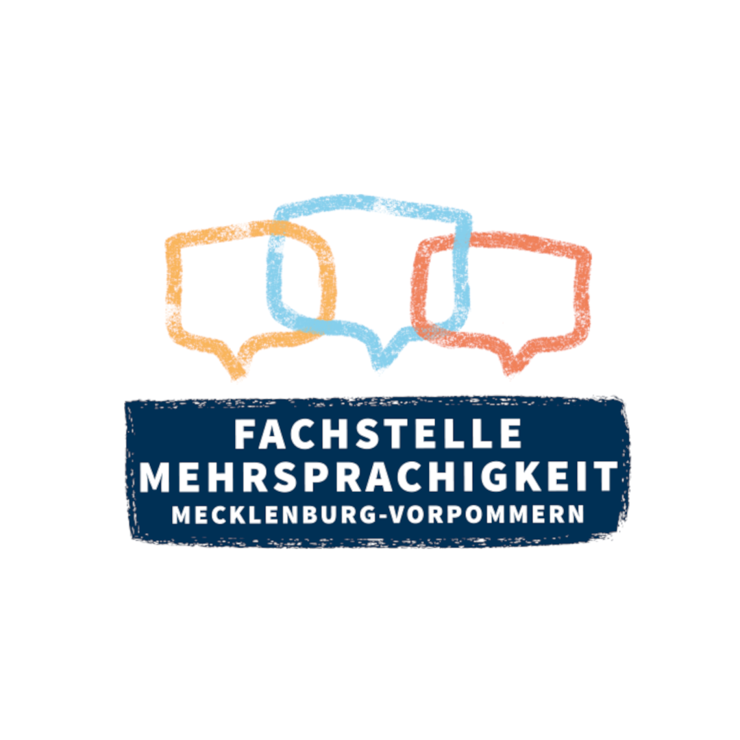 Logo der Fachstelle Mehrsprachigkeit. Drei sich überlappende bunte Sprechblasen über einem blauen Kreidebalken mit dem Projektnamen