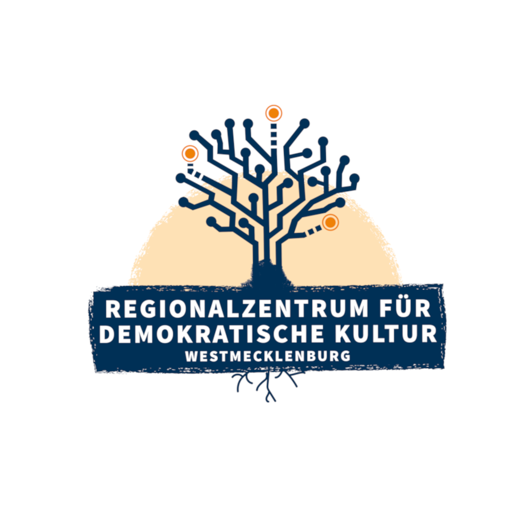 Logo des Regionalzentrums für demokratische Kultur Westmecklenburg. Ein abstrakter Baum vor einem hell-rose Halbkreis, darunter steht auf einem blauen Kreidebalken der Projektname