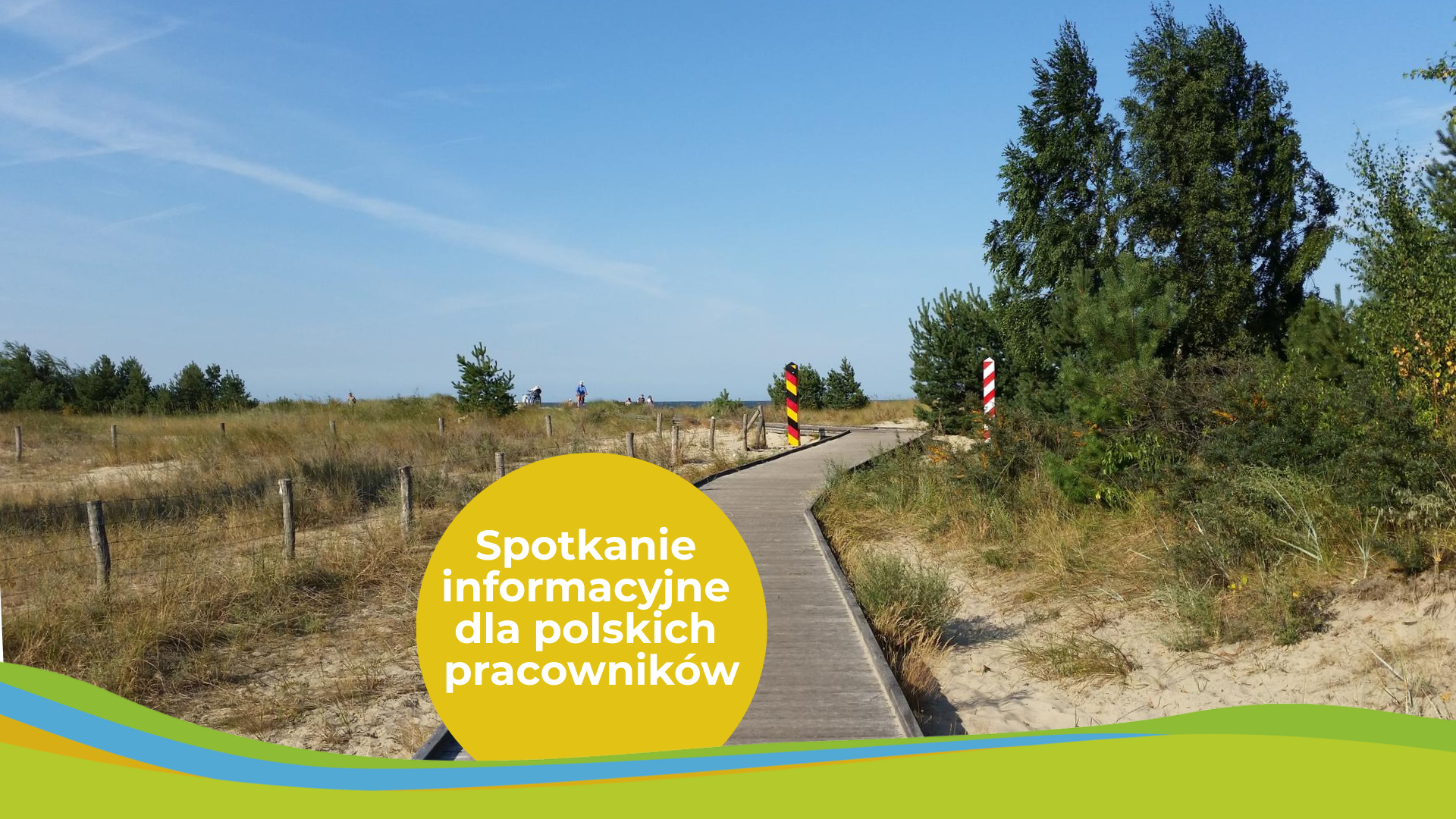 Es ist ein Weg durch die Dünen zu sehen, begrenzt durch jeweils einen deutschen und polnischen Grenzpfeiler.
