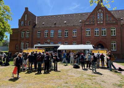 Demokratie(bus) auf Achse – Mobiler Wahlomat zur Europawahl macht am Gymnasium Neukloster halt