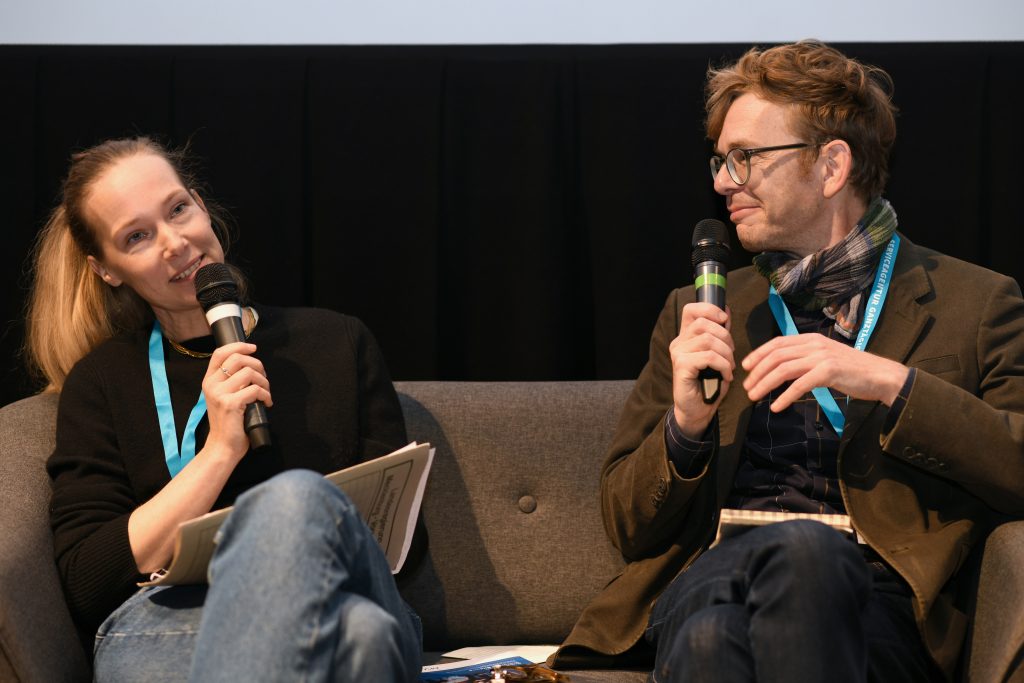 der Moderator interviewt die Leiterin des Kulturreferats Stefanie Kracht