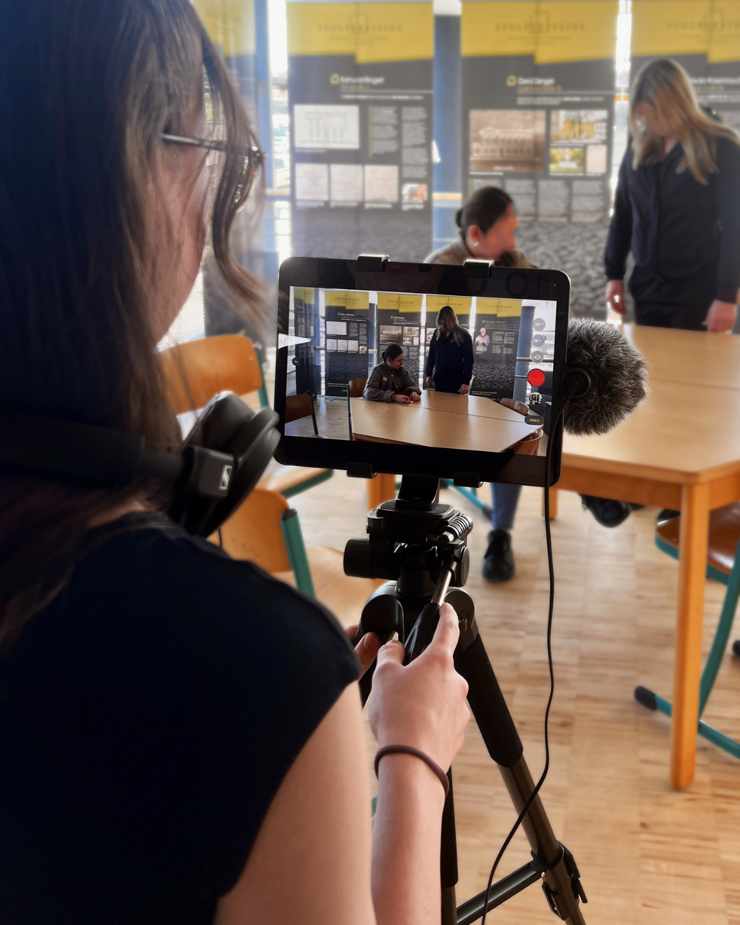 Frau filmt mit Tablet