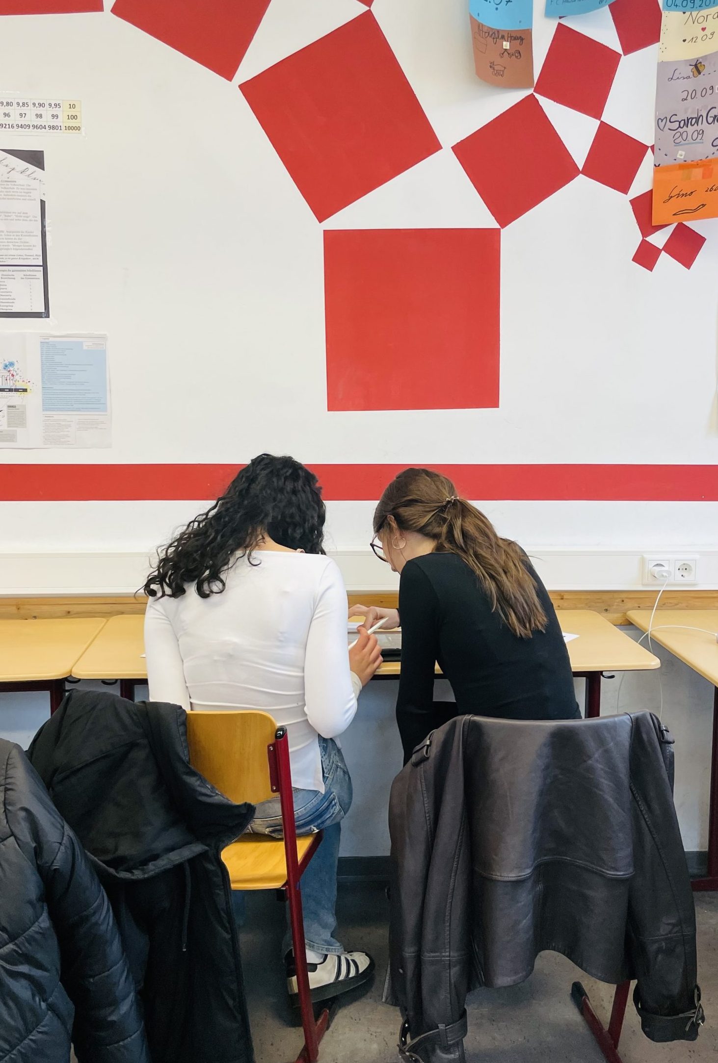 Zwei Frauen arbeiten an einem Tablet