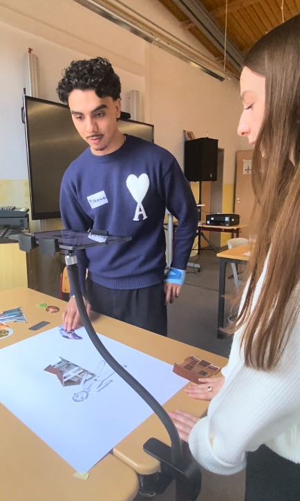 zwei Menschen arbeiten mit einem Tablet