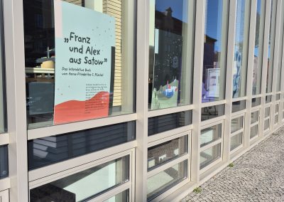 Geschichte am Fenster: Regionalbibliothek in Neubrandenburg zeigt „Die Geschichte von Franz und Alex aus Satow“
