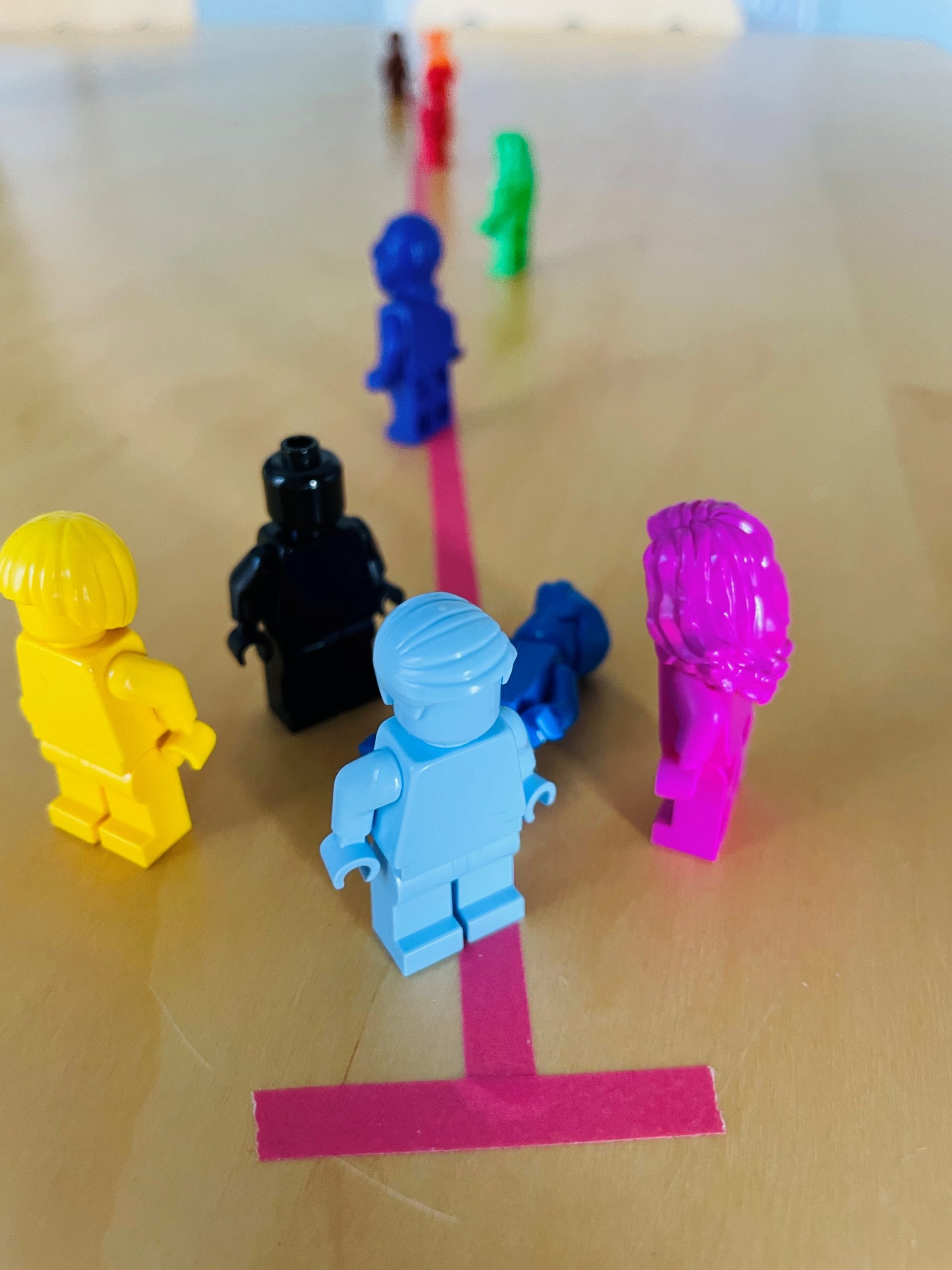 Legofiguren auf Tisch