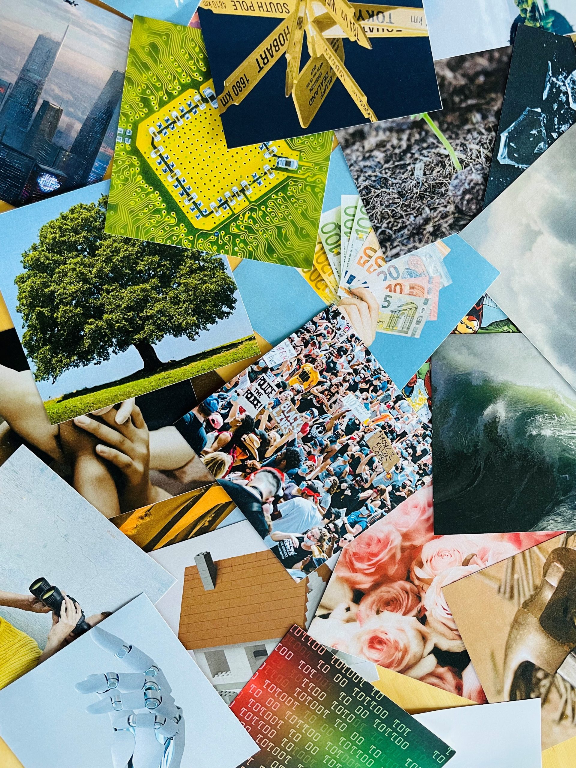 Bildkarten auf Tisch