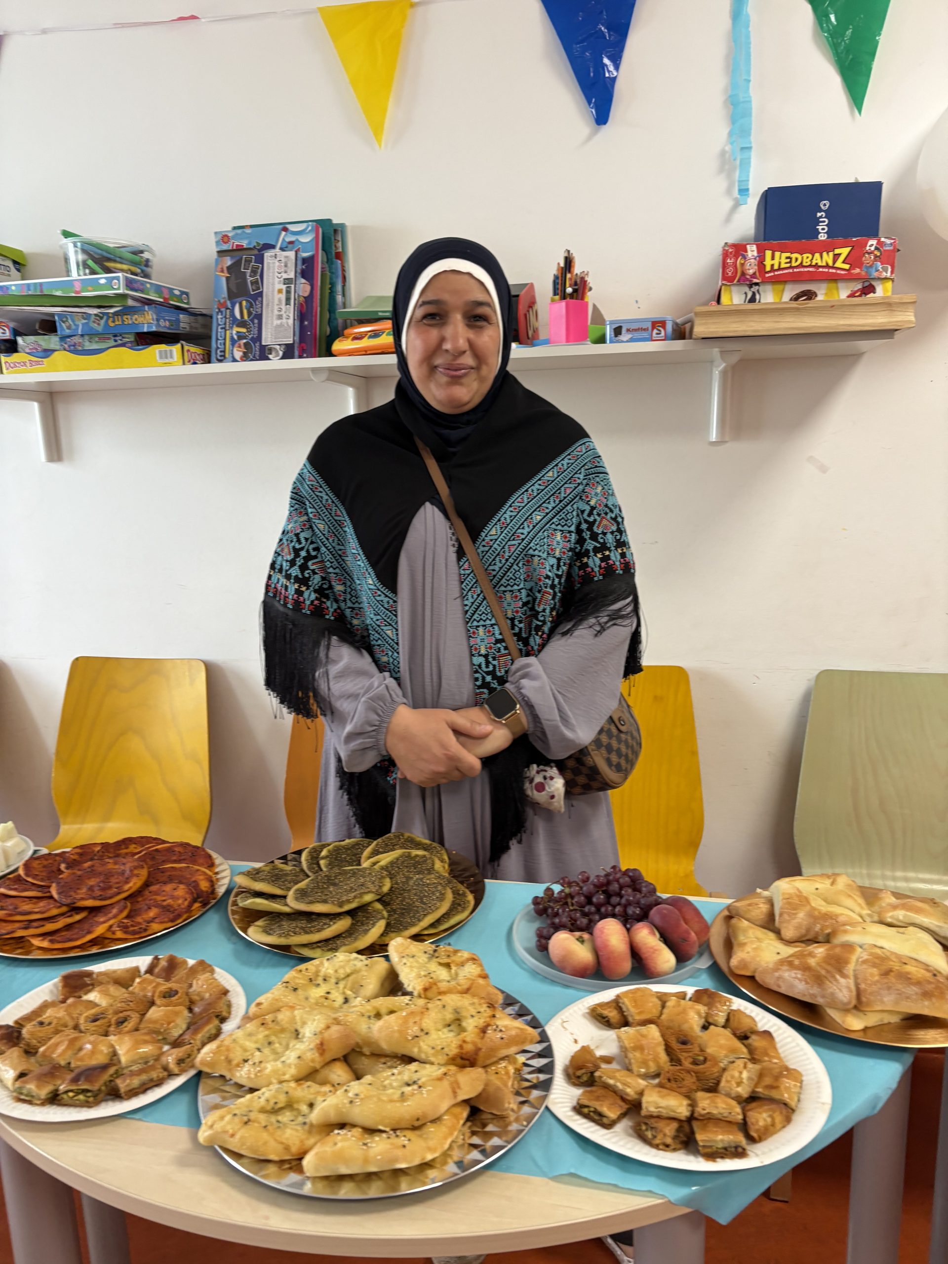 Safaa Awaad vor Festtafel