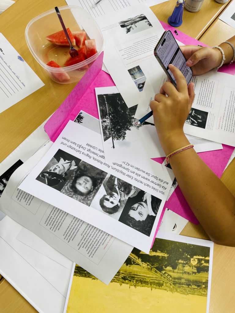 Biografische Fragmente, Fotografien und historische Ortsaufnahmen bildeten den Ausgangspunkt für eigene Fragen und filmische Annäherungen.